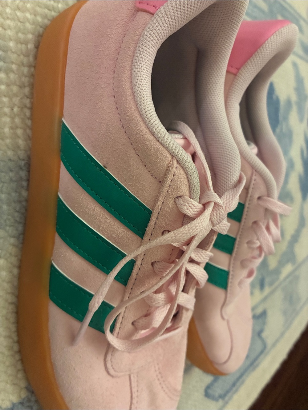 VL COURT 3.0 SHOES KIDS: Adidas Pink Sneakers with Green Stripes and Gum Sole